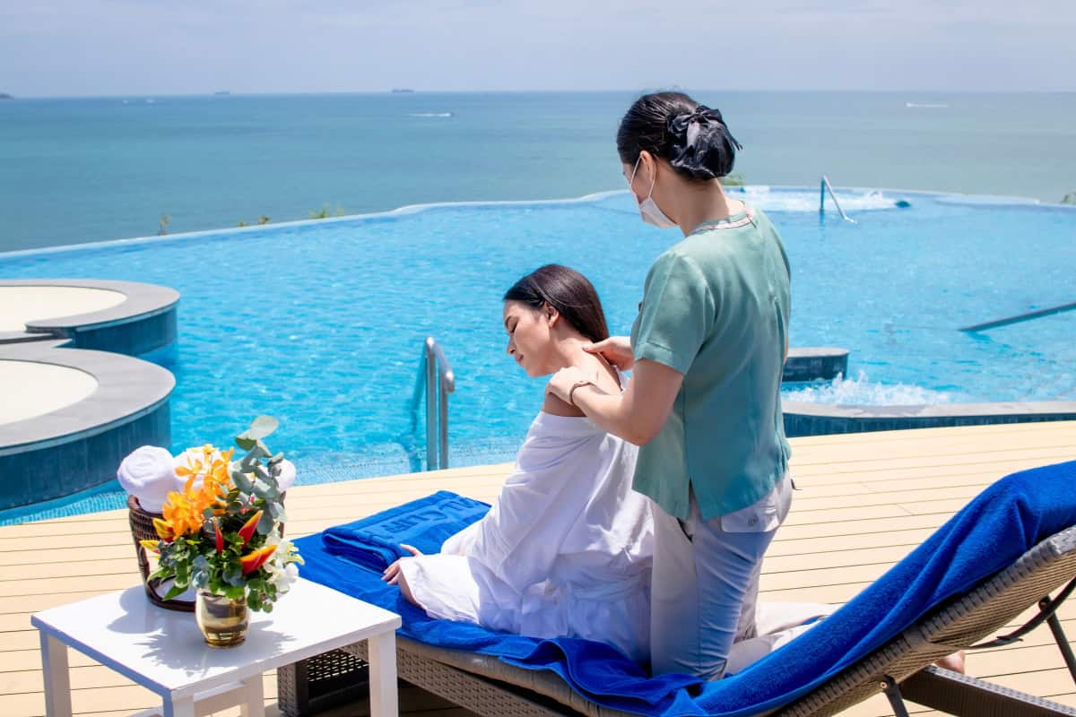 ท่องเที่ยวเชิงสุขภาพ รับบริการนวดริมสระว่ายน้ำ วิวทะเล