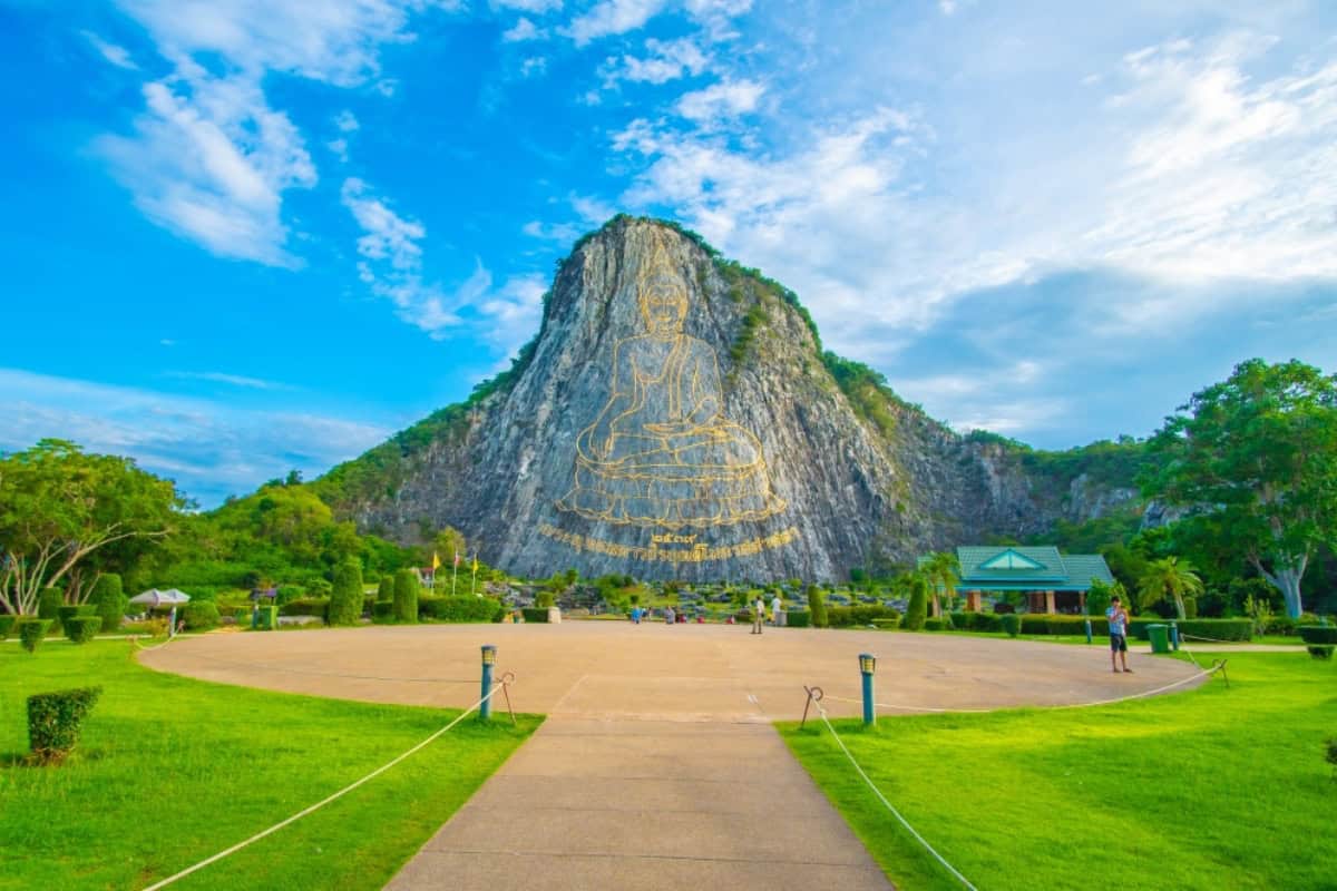 พระพุทธรูปแกะสลักบนหน้าผาเขาชีจรรย์